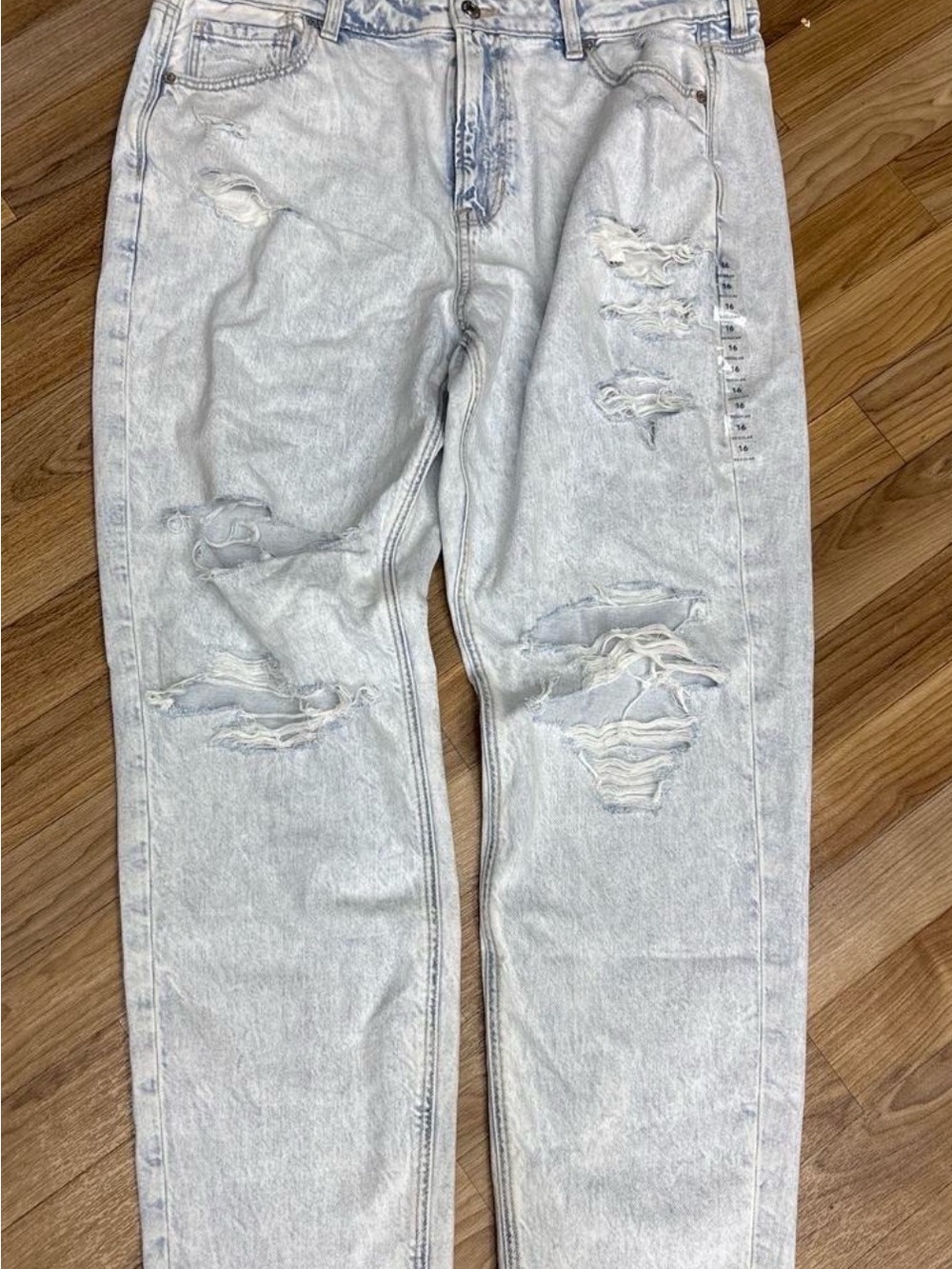 American Eagle Outfitters Light Wash Distressed Relaxed Mom Jeans